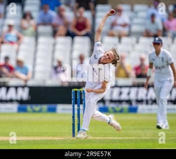 Lauren Filer Bowling pour l'Angleterre contre l'Australie le quatrième jour de la série de 2023 Women's Ashes Test. Banque D'Images