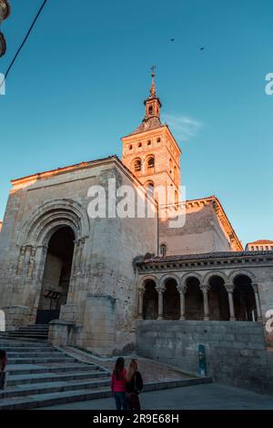 Ségovie, Espagne - 18 février 2022 : église médiévale de San Martin fondée au 12th siècle et ajoutée à plus de centaines d'années dans différents styles. Banque D'Images