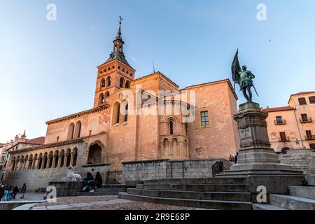 Ségovie, Espagne - 18 février 2022: Plaza Medina del Campo, une place historique qui accueille l'église San martin, Las Sirenas de Ségovie et Juan Braco stat Banque D'Images