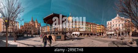 Ségovie, Espagne - 18 février 2022: La cathédrale de Ségovie est la cathédrale catholique romaine de style gothique située sur la Plaza Mayor à Ségovie, Castille-Léon Banque D'Images