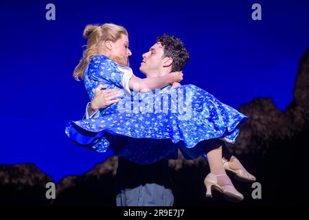 Londres, Royaume-Uni. 26 juin 2023. Charlie Stemp comme Bobby Child et Carly Anderson comme Polly Baker se produit lors d’un phocall pour la nouvelle production de ‘Crazy for You’ du Chichester Festival Theatre, qui passe au Gillian Lynne Theatre de Covent Garden pour une saison de 6 mois au 20 janvier 2024. La comédie musicale Gershwin classique est mise en scène par la réalisatrice et chorégraphe Susan Stroman, primée par le multi-Tony et Olivier. Credit: Stephen Chung / EMPICS / Alamy Live News Banque D'Images