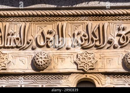 Lettres arabes sculptées sur pierre, patrimoine mauresque à Tolède, Castilla la Mancha, Espagne. Banque D'Images