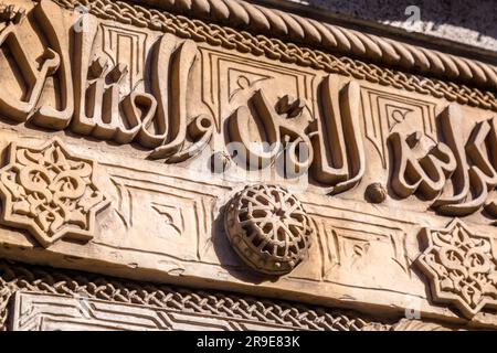 Lettres arabes sculptées sur pierre, patrimoine mauresque à Tolède, Castilla la Mancha, Espagne. Banque D'Images