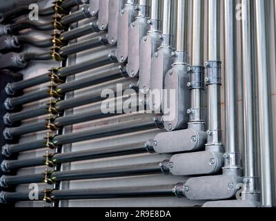 Câblage d'un pipeline électrique en acier sur fond de mur en béton. Raccord de tube en acier avec fil électrique travail au coin sur dans la construction moderne buil Banque D'Images