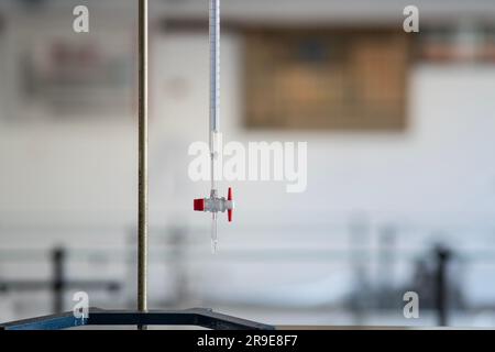 Burette pour les mesures de précision dans le laboratoire de chimie Banque D'Images