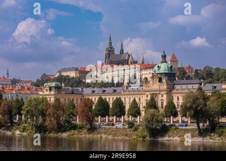 PRAGUE, RÉPUBLIQUE TCHÈQUE, EUROPE - Bâtiment de l'Académie Straka, bureau du Gouvernement de la République tchèque, sur la Vltava. Prague Castl se trouve en haut à gauche Banque D'Images