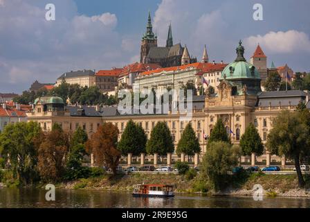 PRAGUE, RÉPUBLIQUE TCHÈQUE, EUROPE - Bâtiment de l'Académie Straka, bureau du Gouvernement de la République tchèque, sur la Vltava. Prague Castl se trouve en haut à gauche Banque D'Images