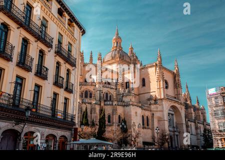 Ségovie, Espagne - 18 février 2022: La cathédrale de Ségovie est la cathédrale catholique romaine de style gothique située sur la Plaza Mayor à Ségovie, Castille-Léon Banque D'Images