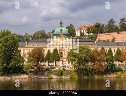 PRAGUE, RÉPUBLIQUE TCHÈQUE, EUROPE - Bâtiment de l'Académie Straka, bureau du Gouvernement de la République tchèque, sur la Vltava. Banque D'Images