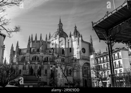 Ségovie, Espagne - 18 février 2022: La cathédrale de Ségovie est la cathédrale catholique romaine de style gothique située sur la Plaza Mayor à Ségovie, Castille-Léon Banque D'Images