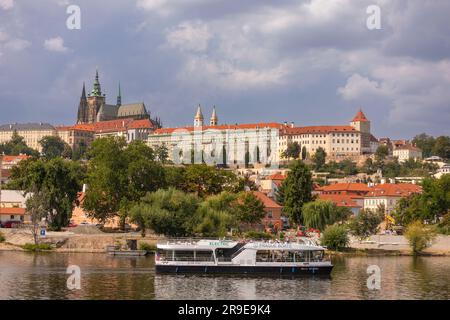 PRAGUE, RÉPUBLIQUE TCHÈQUE, EUROPE - croisière en bateau sur la Vltava. Cathédrale Saint-Vitus, en haut à gauche, et château de Prague. Banque D'Images