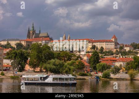 PRAGUE, RÉPUBLIQUE TCHÈQUE, EUROPE - croisière en bateau sur la Vltava. Cathédrale Saint-Vitus, en haut à gauche, et château de Prague. Banque D'Images