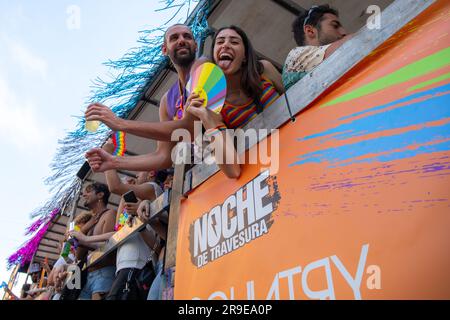 Palerme, Italie. 24th juin 2023. (6/24/2023) le grand défilé de la gay Pride dans les rues de la capitale. La procession avec des milliers de participants défilent dans la ville pour démontrer la fierté du LGBTQ. (Photo par Antonio Melita/Pacific Press/Sipa USA) crédit: SIPA USA/Alay Live News Banque D'Images