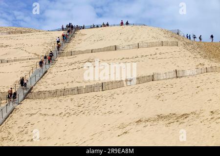 PYLA SUR mer, FRANCE - AOÛT 8 : personnes de l'organisation Siblu en action contre le cancer dans la célèbre dune de Pyla, sur 8 août 2012 à Pyla sur Mer Banque D'Images