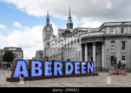 Aberdeen Scotland UK - centre-ville panneau touristique éclairé sur Castlegate avec Union Street derrière Banque D'Images