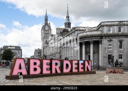 Aberdeen Scotland UK - centre-ville panneau touristique éclairé sur Castlegate avec Union Street derrière Banque D'Images
