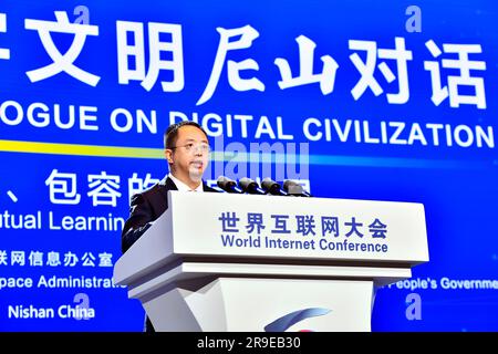 (230626) -- QUFU, 26 juin 2023 (Xinhua) -- Zhou Hongyi, fondateur de la société chinoise de sécurité Internet Qihoo 360, prononce un discours à la Conférence mondiale sur l'Internet dialogue nishan sur la civilisation numérique à Qufu, dans la province de Shandong, en Chine orientale, au 26 juin 2023. Thème "l'ère de l'IA: Construire un monde numérique d'échanges, d'apprentissage mutuel et d'inclusion", le dialogue a invité plusieurs centaines de représentants de haut niveau des départements gouvernementaux, des secteurs d'affaires, et des institutions universitaires et de recherche dans le monde entier à assister à l'événement en personne ou par liaison vidéo. (Xinhua/Guo Xulei) Banque D'Images