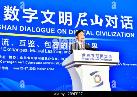 Qufu, province chinoise de Shandong. 26th juin 2023. Li Yanhong, président et chef de la direction de Baidu, prononce un discours lors de la Conférence mondiale sur l'Internet dialogue nishan sur la civilisation numérique à Qufu, dans la province de Shandong, en Chine orientale, au 26 juin 2023. Thème "l'ère de l'IA: Construire un monde numérique d'échanges, d'apprentissage mutuel et d'inclusion", le dialogue a invité plusieurs centaines de représentants de haut niveau des départements gouvernementaux, des secteurs d'affaires, et des institutions universitaires et de recherche dans le monde entier à assister à l'événement en personne ou par liaison vidéo. Credit: Guo Xulei/Xinhua/Alamy Live News Banque D'Images