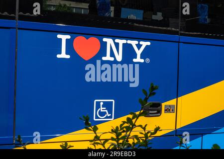 J'adore New York sur le côté d'un bus public, 2023, NYC, USA Banque D'Images