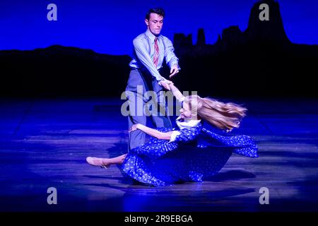 Londres, Royaume-Uni. 26 juin 2023. Charlie Stemp comme Bobby Child et Carly Anderson comme Polly Baker se produit lors d’un phocall pour la nouvelle production de ‘Crazy for You’ du Chichester Festival Theatre, qui passe au Gillian Lynne Theatre de Covent Garden pour une saison de 6 mois au 20 janvier 2024. La comédie musicale Gershwin classique est mise en scène par la réalisatrice et chorégraphe Susan Stroman, primée par le multi-Tony et Olivier. Credit: Stephen Chung / EMPICS / Alamy Live News Banque D'Images