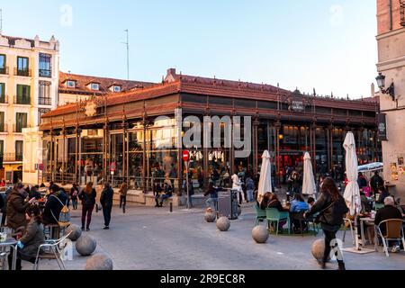 Madrid, Espagne - 19 FÉVRIER 2022 : le marché couvert du Mercado de San Miguel est situé à Madrid, Espagne. Construit en 1916, rénové et rouvert Banque D'Images