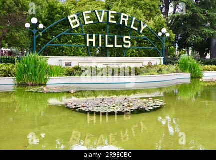 Beverly Hills signe avec des nénuphars dans un étang Beverly Gardens Park Los Angeles Californie USA Banque D'Images