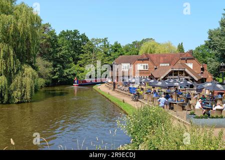 Un pub animé Anchor près de Pyrford Lock lors d'une journée ensoleillée d'été au bord du canal de navigation de Wey, Surrey Angleterre Royaume-Uni Banque D'Images