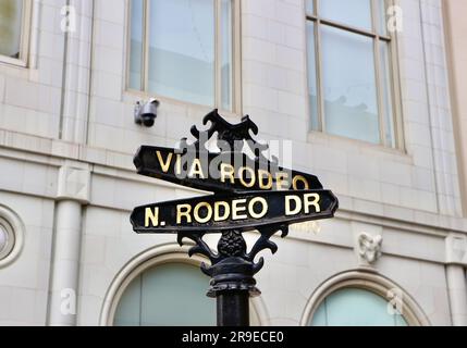 Panneau indiquant via Rodeo et North Rodeo Drive Beverly Hills Los Angeles California USA Banque D'Images