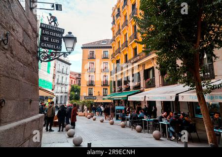 Madrid, Espagne - 19 FÉVRIER 2022 : un week-end vibrant matin sur la Calle Cava de San Miguel, une rue entre la Plaza Mayor et le marché alimentaire de San Miguel. Banque D'Images