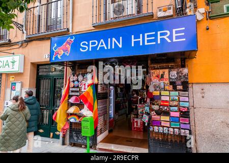 Madrid, Espagne - 19 FÉVRIER 2022 : avant d'une boutique de souvenirs touristiques et de souvenirs colorés à Madrid, Espagne. Banque D'Images