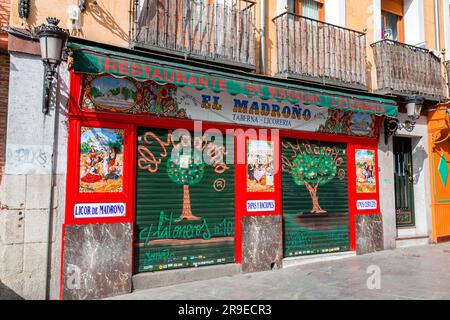 Madrid, Espagne - 19 FÉVRIER 2022 : taberna El Madrono espagnole traditionnelle sur la Calle Cava de San Miguel, une rue entre la Plaza Mayor et San Miguel Food Banque D'Images