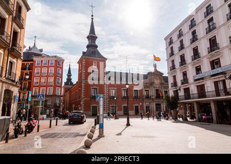 Madrid, Espagne - 19 FÉVRIER 2022 : palais de Santa Cruz à la Plaza Mayor, un grand espace public au coeur de Madrid, la capitale de l'Espagne. Banque D'Images