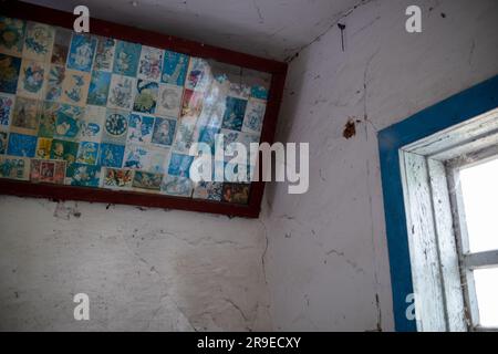 Décoration intérieure de maisons privées abandonnées dans la zone d'exclusion du Bélarus Banque D'Images