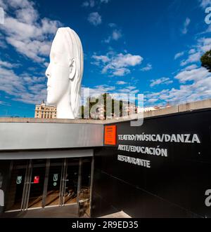 Madrid, Espagne - 19 FÉVRIER 2022 : sculpture moderne intitulée Julia par Jaume Plensa Sune située sur la Plaza de Colon à Madrid, Espagne. Banque D'Images