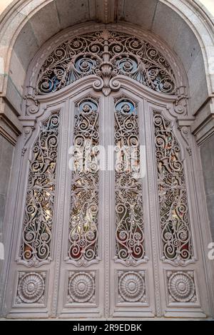 Ancienne et belle porte ornée, détails architecturaux classiques. Banque D'Images