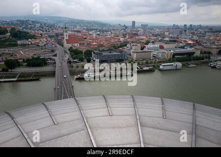 Pont OVNI Tower sur le Danube avec vue sur Bratislava, Slovaquie Banque D'Images