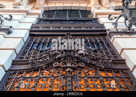 Ancienne et belle porte ornée, détails architecturaux classiques. Banque D'Images