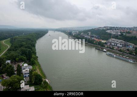 Pont OVNI Tower sur le Danube avec vue sur Bratislava, Slovaquie Banque D'Images
