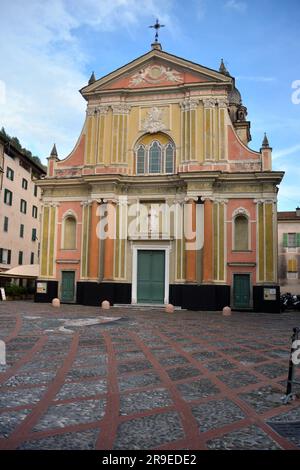 Dolceacqua, Ligurie, Italie 06-08-2023- l'église de Sant'Antonio Abate dans le village de Dolceacqua dans l'arrière-pays ligurien. Banque D'Images