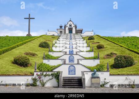 Vila Franca do Campo, Açores, Portugal - 21 mai 2018: Ermida de Nossa Senhora da Paz - chapelle blanche sur une colline avec vue panoramique, construite dans le Banque D'Images