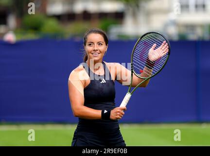 Jodie Burrage célèbre la victoire de son match féminin de singles contre Lauren Davis le troisième jour de l'Eastbourne Rothesay International au parc Devonshire. Date de la photo: Lundi 26 juin 2023. Banque D'Images