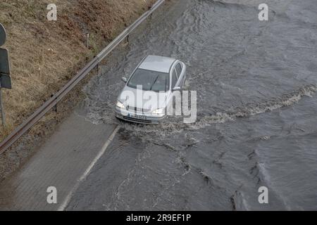 Berlin, Allemagne. 26th juin 2023. Berlin a récemment connu un puissant orage qui a entraîné des inondations et des perturbations généralisées, en particulier sur l'autoroute A100 sur 26 juin 2023. La police de Berlins a dû fermer plusieurs sections de l'autoroute principale, comme celle située près de la sortie Kaiserdamm, alors que la descente torrentielle a inondé les voies, submergeant les véhicules jusqu'à leurs capots et transformant l'autoroute en une rivière turbulente. (Photo de Michael Kuenne/PRESSCOV/Sipa USA) crédit: SIPA USA/Alay Live News Banque D'Images