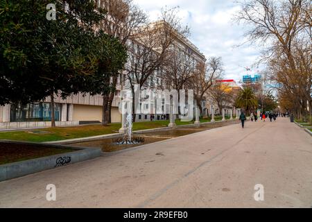 Madrid, Espagne - 19 FÉVRIER 2022 : le Paseo de Recoletos est un large boulevard dans le centre de Madrid qui mène de la Plaza de Cibeles à la Plaza de Colon. Banque D'Images