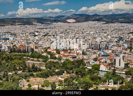 Vue sur la ville depuis l'Acropole, le temple d'Hephaestus, l'ancienne Agora en premier plan, Athènes, Grèce Banque D'Images