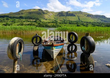 Glencar Lough, comté de Sligo, Irlande. Petit bateau sur la rive. Banque D'Images