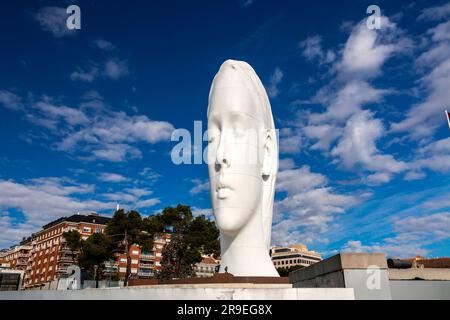 Madrid, Espagne - 19 FÉVRIER 2022 : sculpture moderne intitulée Julia par Jaume Plensa Sune située sur la Plaza de Colon à Madrid, Espagne. Banque D'Images