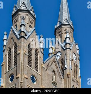 Rue Brick-and-Stone L'église Stanislaus Kostka de Greenpoint est la plus grande église catholique romaine polonaise de Brooklyn, construite en 1904 dans un style gothique révival. Banque D'Images