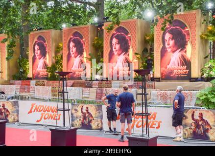 Londres, Royaume-Uni. 26th juin 2023. Préparation du tapis rouge avant la première de l'Indiana Jones et du Dial of Destiny à Leicester Square. Credit: Vuk Valcic/Alamy Live News Banque D'Images