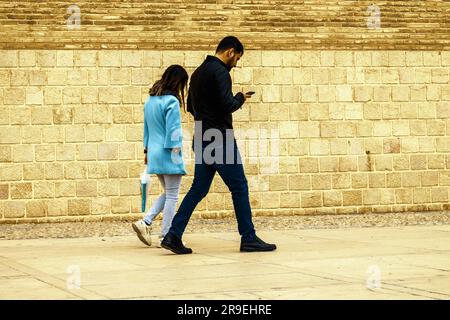 Shiraz, Iran-31 décembre 2022 : Iran inconnu. Couple de jeunes Perses dans l'atmosphère de la ville antique, mais smartphone est également ensemble. Lois islamiques, b Banque D'Images