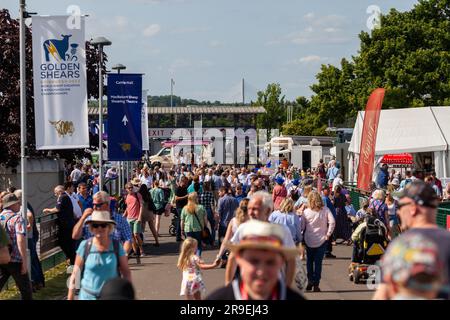 Personnes marchant le long d'une route dans le Highland Show Edinburgh Banque D'Images